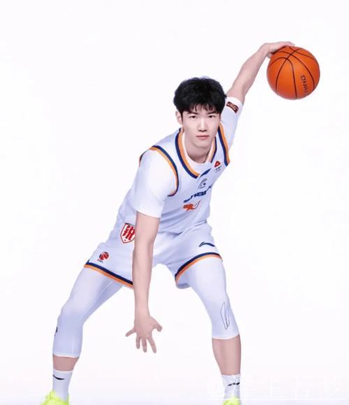 偰李永伟新赛季定妆照曝光：我的痣哪去了？